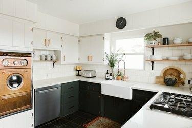Hvitt og grønt kjøkken med hvit vask og kobber midcentury oven