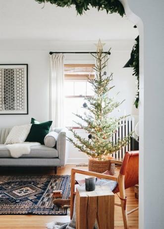 Scandinavische kerstboom in de hoek van een woonkamer