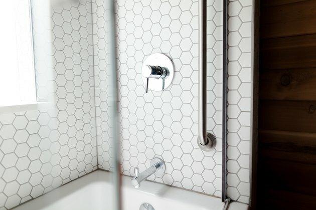 douche carrelée, carrelage hexagonal blanc, coulis gris