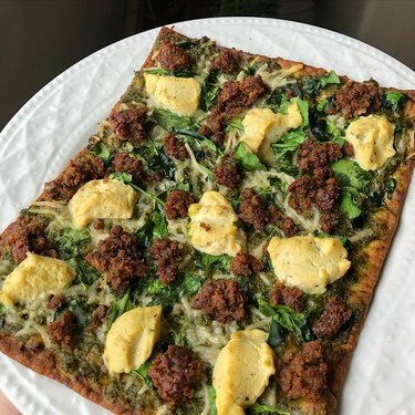 pesto paplotėliai ant baltos lėkštės, naudojant neįmanomą mėsą