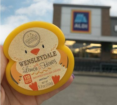 Käsi Aldi's Emporium Selection Wensleydale -juustoa sitruunalla ja hunajalla