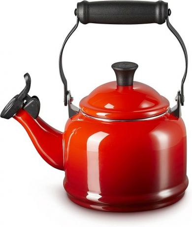 Voeg een vleugje kleur toe aan je kookplaat met deze geëmailleerde waterkoker van Le Creuset.