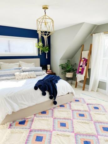cores de tapete creme no quarto boêmio com tapete estampado e parede com detalhes em azul