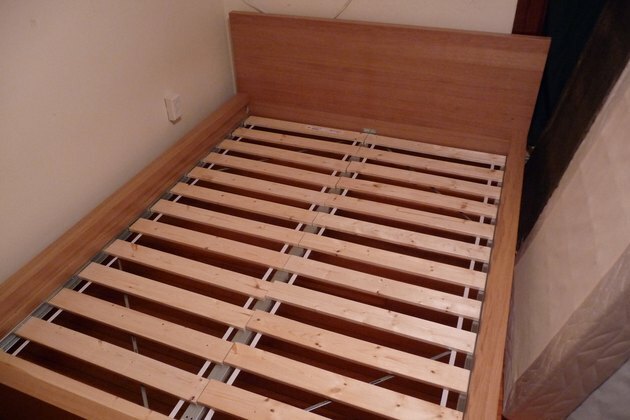 Lůžka dřevěné postele.
