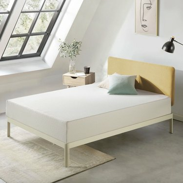 Wayfair Sleep Medium Memory Foam -patja makuuhuoneessa, jossa on valkoiset seinät