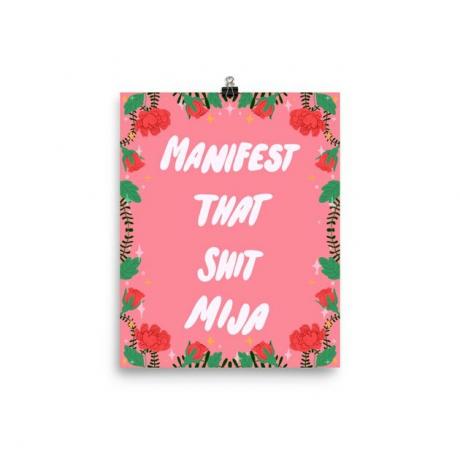 nyomtatás rózsaszín háttérrel és rózsákkal kifejezéssel, amely így hangzik: "manifest that shit mija"