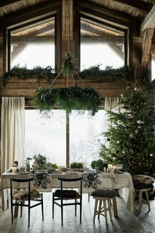 sala de jantar rústica com decorações de janela de Natal