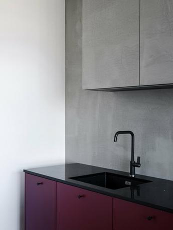 cozinha moderna com bancadas pretas
