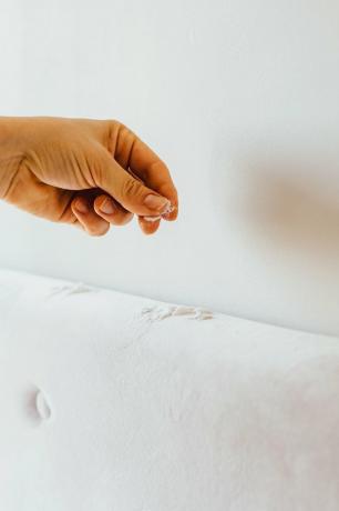 Desodorizando a cabeceira da cama com bicarbonato de sódio