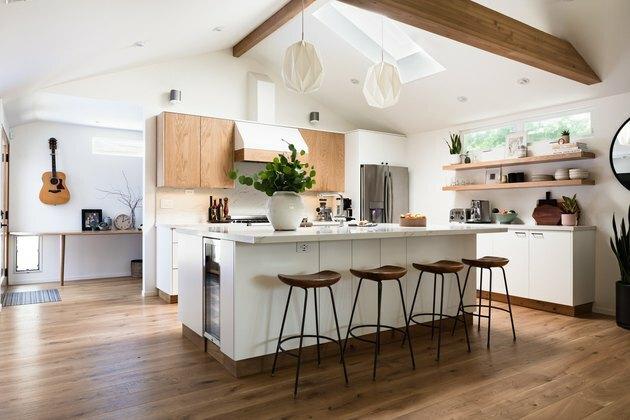 Köök köögisaare ja lehtpuupõrandatega