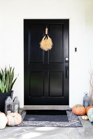 ديكور الخريف بباب أمامي أسود