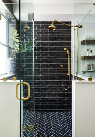 chuveiro contemporâneo com azulejos pretos e brancos do metrô