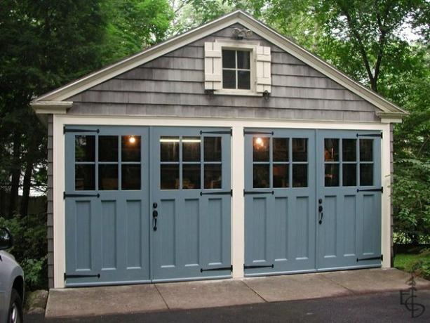 portas de garagem azuis com janelas