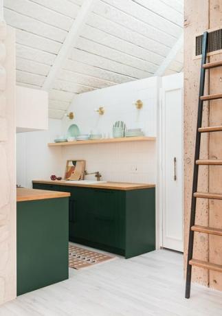 кухненски бокс с плотове от светло дърво, бели стени и зелени шкафове