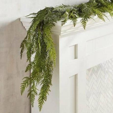 Namas „Floral 6 'Faux Realistic Cedar Garland“