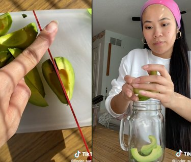 Immagine a schermo diviso di mani che tagliano un avocado a sinistra e di una donna che mette fette di avocado in un barattolo di vetro a destra