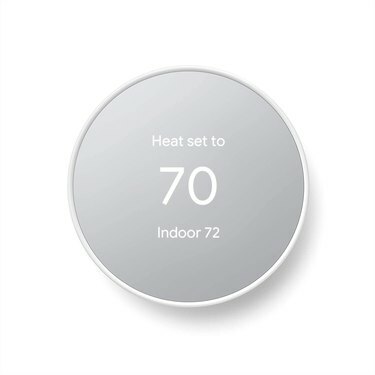 Termostat Google Nest, yang merupakan termostat pintar
