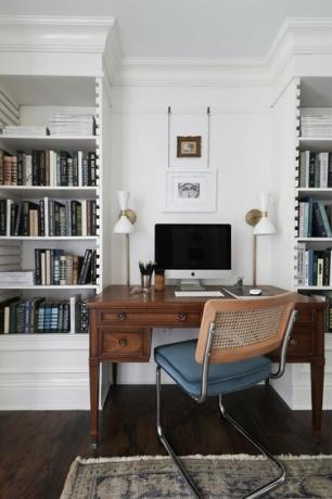 arandelas de parede modernas em branco e latão em escritório de inspiração vintage