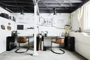 pramoninis rūsio biuras su odinėmis kėdėmis ir baltomis sienomis