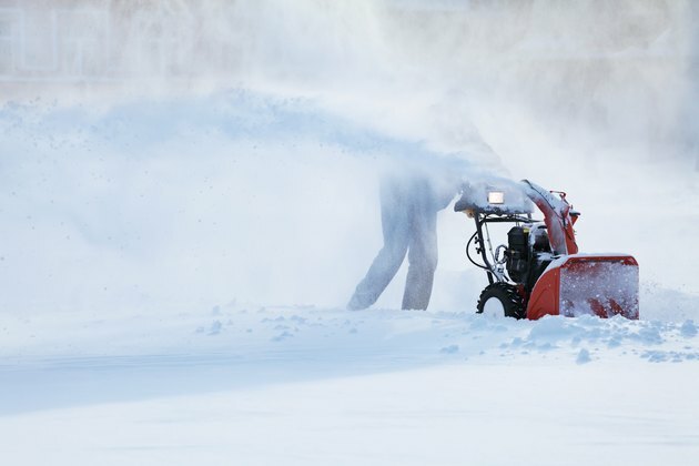 homme avec une souffleuse à neige