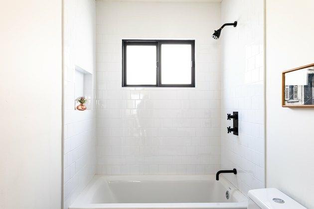 banheiro com chuveiro / banheira combinados e detalhes em preto