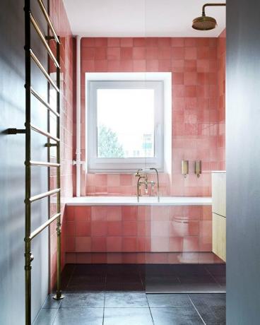 banheiro preto com azulejos rosa no chuveiro