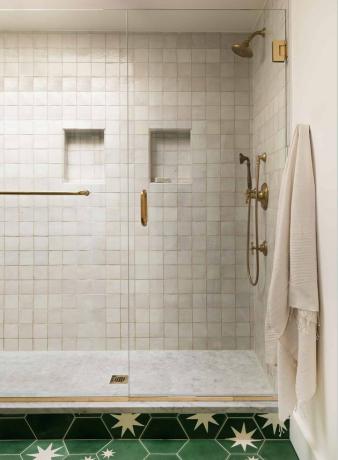 chuveiro contemporâneo com azulejos zellige em cor neutra