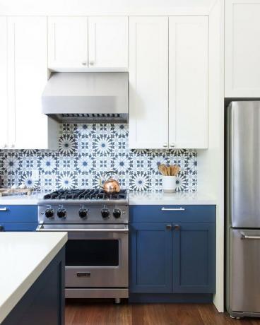 Blauwe en witte Marokkaanse tegel backsplash met blauwe en witte kasten