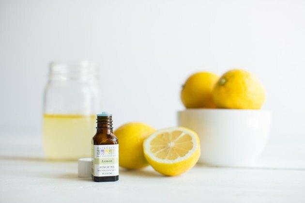 Hur man gör olivolja och citron flytande handtvål