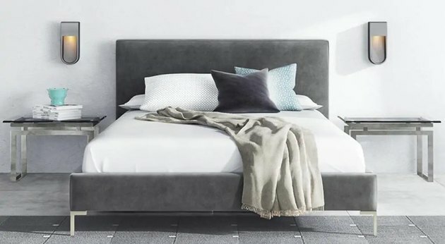 colchão no estrado da cama cinza