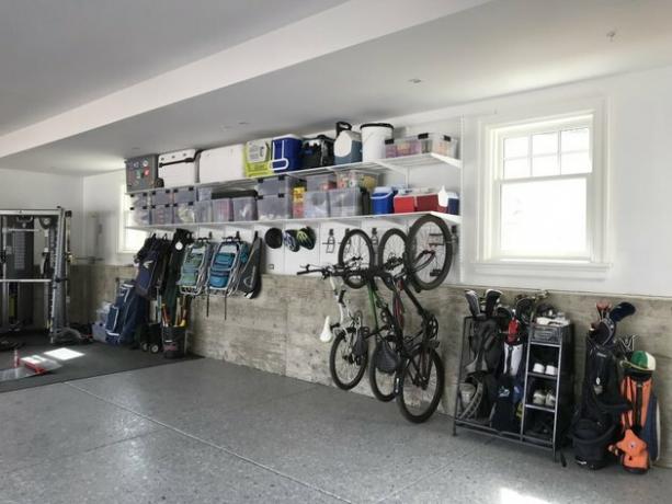 solução de armazenamento de garagem com rack utilitário Elfa para armazenamento de bicicletas