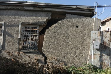 Kahjustatud maja lagunenud vana hoone sein Gruusias. Privaatne mahajäetud kodu laguneb. Päikeseline päev, horisontaalne orientatsioon, mitte keegi
