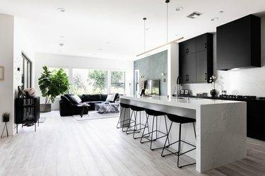 minimalistiset keittiösaaren mustat kaapit