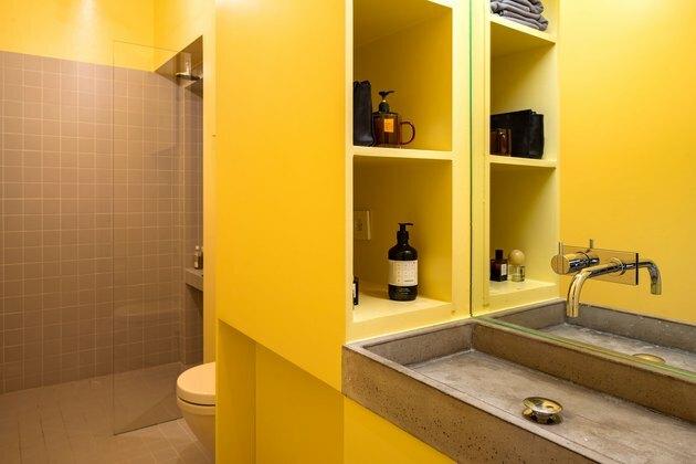 gult badeværelse med betonvask