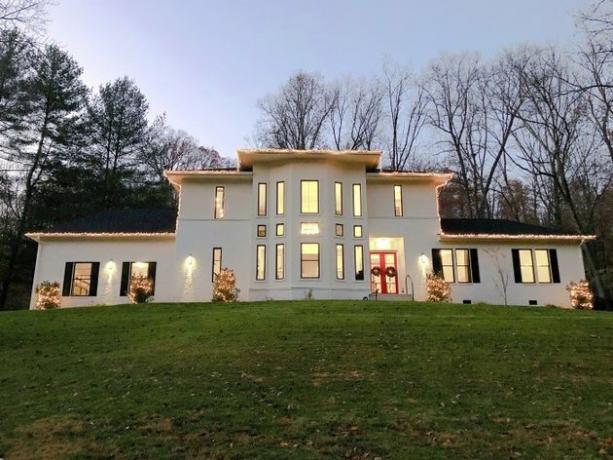 Idéias de luz de Natal na casa branca no campo