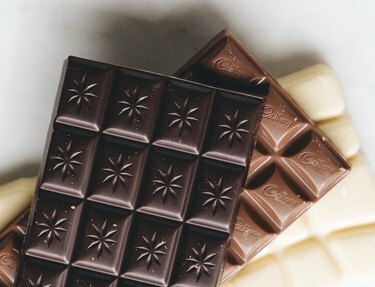 pločica tamne, mliječne i bijele čokolade na bijeloj pozadini