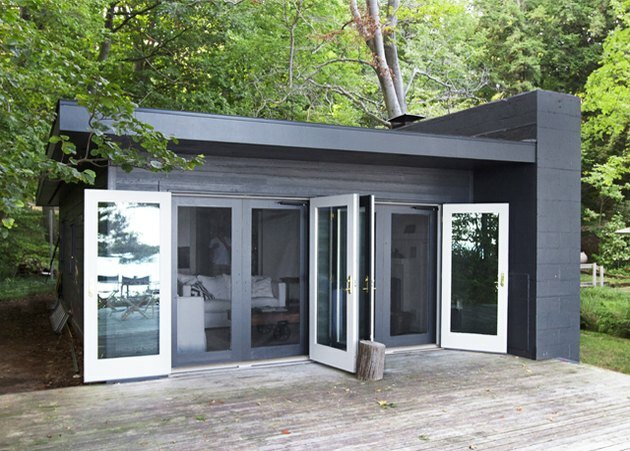 cabine moderna preta simples com tinta interior branca