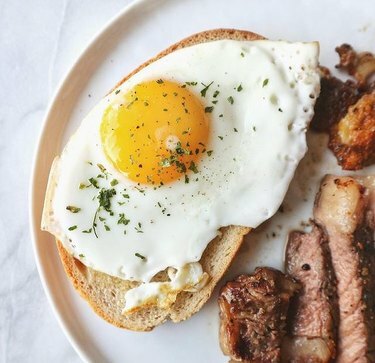 Pan tostado con huevo soleado junto a la carne