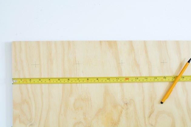 Mjerenje šperploče žutomjernom trakom