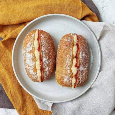 Ceia nos subúrbios Vegan Dinger Donuts com Custard and Jam