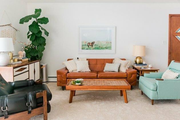 السجاد أفكار الأرضيات غرفة الأسرة مع الأريكة الجلدية وكرسي اللكنة الزرقاء الخفيفة