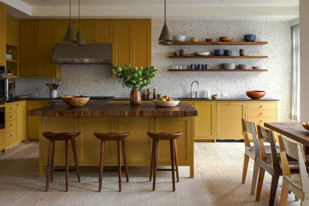 idéia de cor quente cozinha amarela com backsplash telha estampada