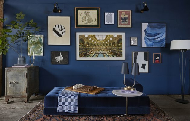 significado de cor em sala de jantar azul eclética com parede de galeria