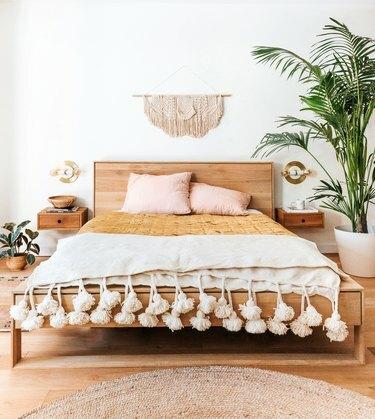 minimalistička spavaća soba s pupolima ružičaste boje