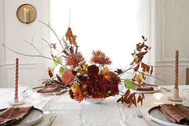 Thanksgiving-høytidens midtpunkt med sitroner og dempede blomster