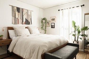 Quarto boêmio com tecelagem e vasos de plantas