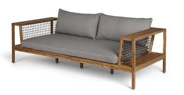 أريكة خارجية رمادية مع خشب داكن
