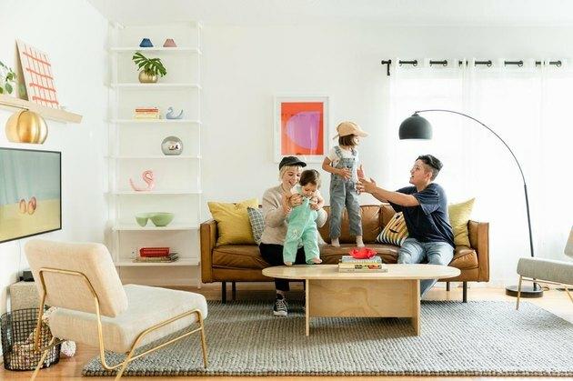 minimalios skandinaviškų šeimos kambarių idėjos