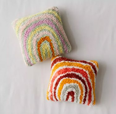 Urban Outfitters Rainbow getuft mini sierkussen, $ 29