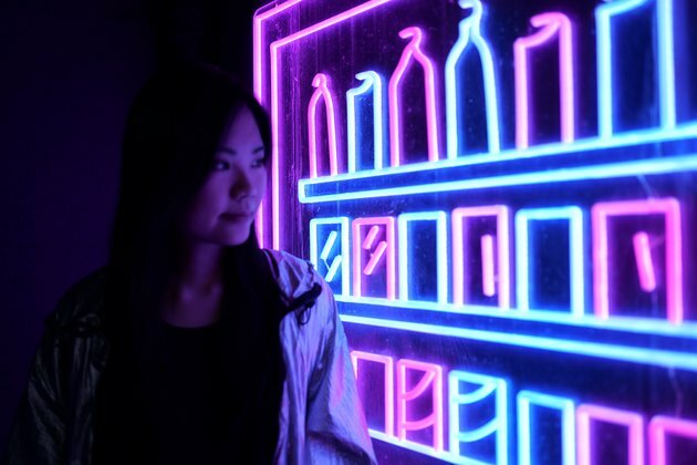 Sharmaine Kwan šalia jos neoninio meno kūrinio